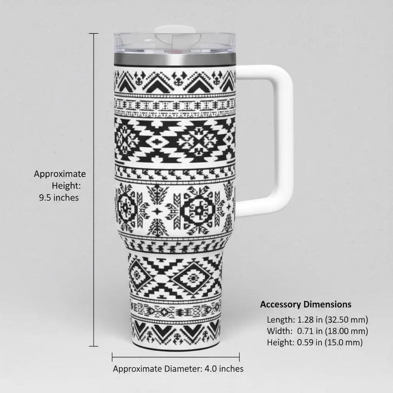 Puede incluir: Un vaso con estampado blanco y negro con asa blanca y tapa transparente. El vaso mide aproximadamente 24 cm de alto y 10 cm de di&aacute;metro. Dimensiones de los accesorios: Largo 32,50 mm, Ancho 18,00 mm, Alto 15,0 mm.
