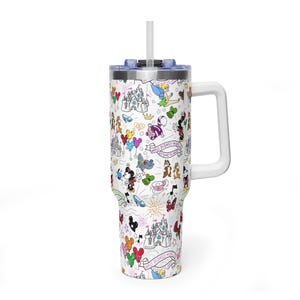 Puede incluir: Taza de viaje blanca con asa y tapa, con un colorido dise&ntilde;o tem&aacute;tico de Disney. El dise&ntilde;o incluye personajes de dibujos animados, castillos y las palabras "Walt Disney World" en un patr&oacute;n repetido. La taza tiene una pajita blanca.
