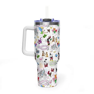 Puede incluir: Vaso de viaje blanco con asa, tapa y pajita. El vaso est&aacute; cubierto con un patr&oacute;n repetido de personajes e iconos de Disney, incluyendo Mickey Mouse, Minnie Mouse y el castillo de Cenicienta. Tambi&eacute;n es visible el texto "Walt Disney World Disneyland".
