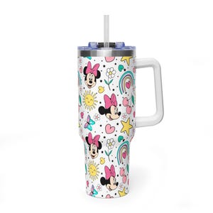 Puede incluir: Un vaso blanco con asa y pajita, con un estampado repetido de Minnie Mouse, arco&iacute;ris, corazones, estrellas, mariposas y flores. El vaso tiene un asa blanca y una tapa azul.