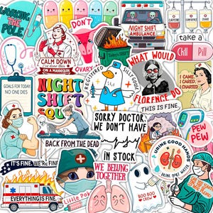 以下が含まれることがあります： 医療と看護をテーマにした、カラフルなステッカーのコレクション。救急車、ピル、スクラブを着たガチョウ、「Night Shift Squad」や「Sorry Doctor, We Don't Have」などのテキストが含まれています。