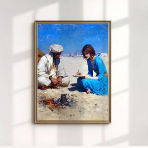 Puede incluir: Pintura enmarcada que representa a dos figuras en un entorno desértico. Una figura está vestida de blanco, con un turbante, y la otra con un vestido azul, escribiendo en un bloc de notas. Una pequeña hoguera y una olla de metal están en primer plano. El cielo es azul brillante.