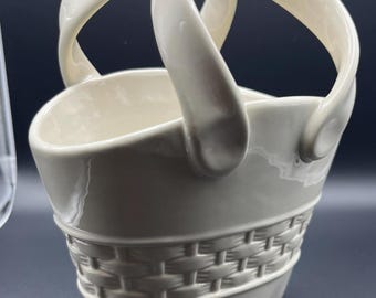 Cesto decorativo in ceramica color crema con trama intrecciata, della marca Celebrating Home (precedentemente Home Interiors).