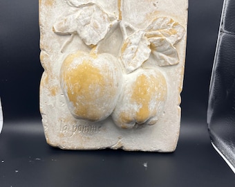 Vintage französisches Land "La Pomme" Gips Relief Style Wandplakette - Äpfel auf Stiel