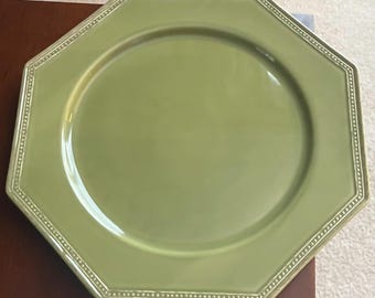 Plato base octogonal de cerámica verde auténtica con borde perlado, fabricado en Portugal.