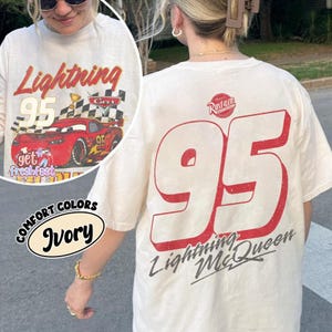 Camiseta retro de Rayo McQueen de doble cara Comfort Colors, camiseta de DisneyCars, camiseta de DisneyPixar Cars, camiseta de Cars Family Vacation 2026, Cars Land imagen 2
