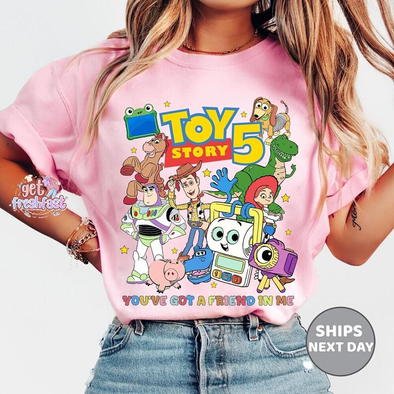 Camiseta estampada de los personajes de Toy Story 5, camiseta "Tienes un amigo en mí", Woody, Buzz y Jessie, camiseta a juego para viajes familiares. imagen 5
