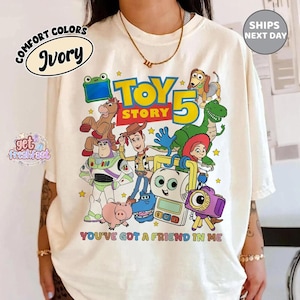 Camiseta estampada de los personajes de Toy Story 5, camiseta "Tienes un amigo en mí", Woody, Buzz y Jessie, camiseta a juego para viajes familiares. imagen 1