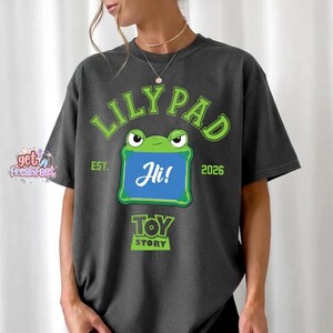 Camiseta de Toy Story de Disneyland con todos los personajes, película Toy Story 5 (2026), Buzz Lightyear, Woody y Jessie, camiseta a juego para vacaciones familiares en Toy Story Land. imagen 3