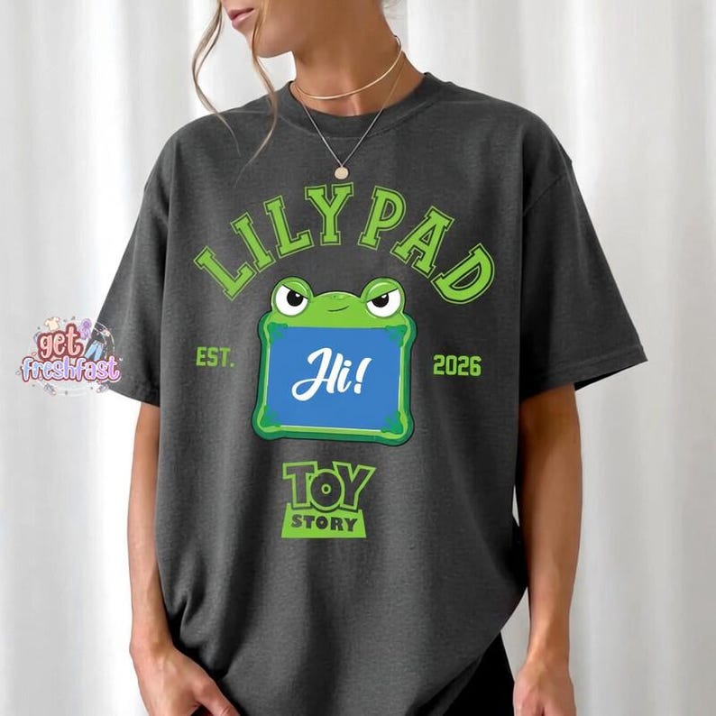 Camiseta de Toy Story de Disneyland con todos los personajes, película Toy Story 5 (2026), Buzz Lightyear, Woody y Jessie, camiseta a juego para vacaciones familiares en Toy Story Land. imagen 3