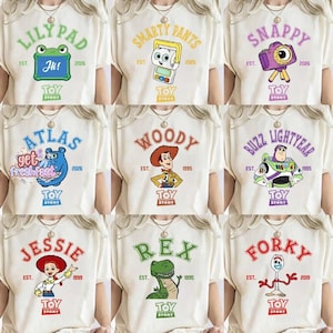 Camiseta de Toy Story de Disneyland con todos los personajes, película Toy Story 5 (2026), Buzz Lightyear, Woody y Jessie, camiseta a juego para vacaciones familiares en Toy Story Land. imagen 1