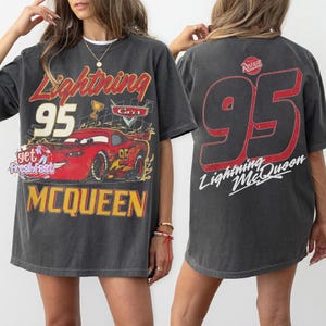 Camiseta retro de Rayo McQueen de doble cara Comfort Colors, camiseta de DisneyCars, camiseta de DisneyPixar Cars, camiseta de Cars Family Vacation 2026, Cars Land imagen 1