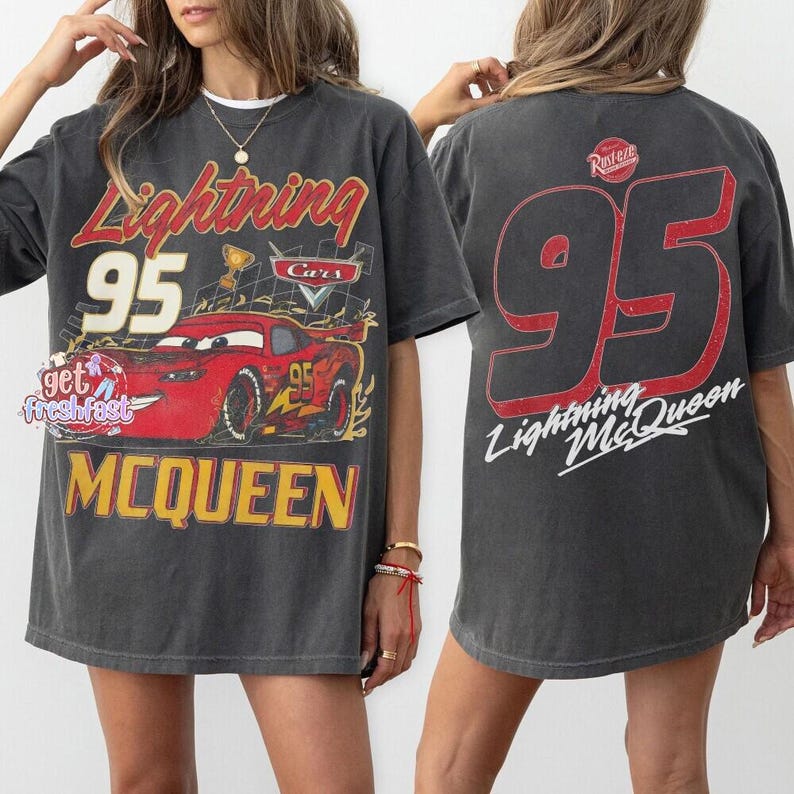 Camiseta retro de Rayo McQueen de doble cara Comfort Colors, camiseta de DisneyCars, camiseta de DisneyPixar Cars, camiseta de Cars Family Vacation 2026, Cars Land imagen 1