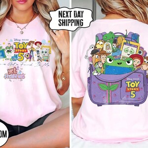 2-Sided Disneyland Pixar Toy Story 5 Comfort Colors Shirt, You've Got A Friend In Me Tee, Woody Etch Lenny Mr Spell Vacation 2026 Tee afbeelding 4