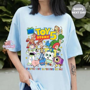 Camiseta estampada de los personajes de Toy Story 5, camiseta "Tienes un amigo en mí", Woody, Buzz y Jessie, camiseta a juego para viajes familiares. imagen 3