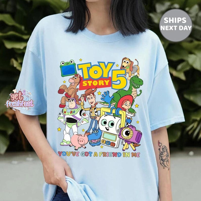 Camiseta estampada de los personajes de Toy Story 5, camiseta "Tienes un amigo en mí", Woody, Buzz y Jessie, camiseta a juego para viajes familiares. imagen 3