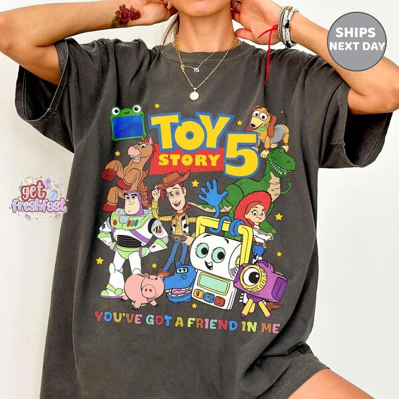 Camiseta estampada de los personajes de Toy Story 5, camiseta "Tienes un amigo en mí", Woody, Buzz y Jessie, camiseta a juego para viajes familiares. imagen 4