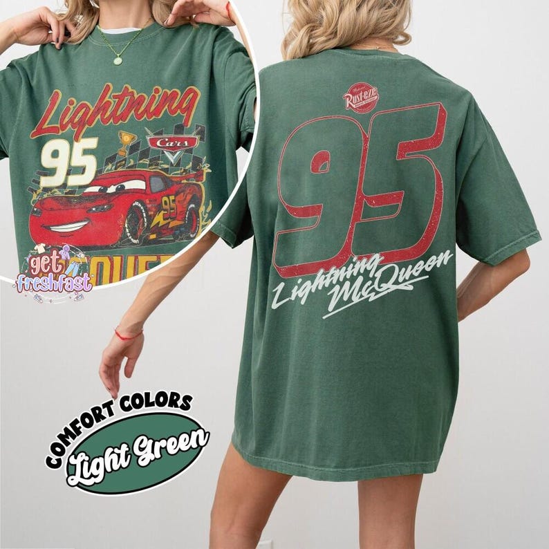 Camiseta retro de Rayo McQueen de doble cara Comfort Colors, camiseta de DisneyCars, camiseta de DisneyPixar Cars, camiseta de Cars Family Vacation 2026, Cars Land imagen 4