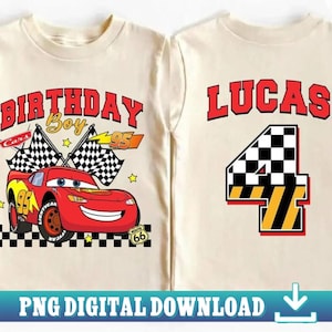 Può includere: Due magliette color crema a tema Cars. Una maglietta presenta la scritta "BIRTHDAY Boy" con un'auto da corsa rossa e bandiere a scacchi. L'altra maglietta ha il nome "LUCAS" e il numero "4" con un design a scacchi.