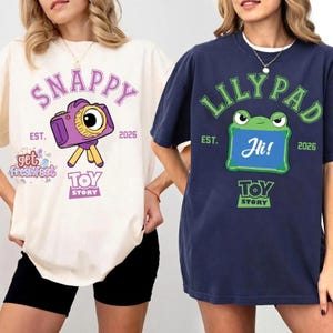 Camiseta de Toy Story de Disneyland con todos los personajes, película Toy Story 5 (2026), Buzz Lightyear, Woody y Jessie, camiseta a juego para vacaciones familiares en Toy Story Land. imagen 2