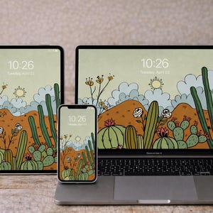 Puede incluir: Un portátil, una tableta y un smartphone muestran un fondo de pantalla con temática desértica con cactus, montañas y un sol. Las pantallas muestran la hora 10:26 y la fecha martes 23 de abril. También se ven una planta suculenta y una taza de café.