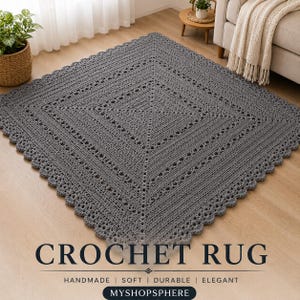 Può includere: Un tappeto all'uncinetto quadrato di colore grigio scuro con un motivo geometrico testurizzato e un bordo smerlato. Il tappeto è posizionato su un pavimento in legno chiaro. Il testo CROCHET RUG, HANDMADE, SOFT, DURABLE, ELEGANT e MYSHOPSPHERE è stampato sotto.