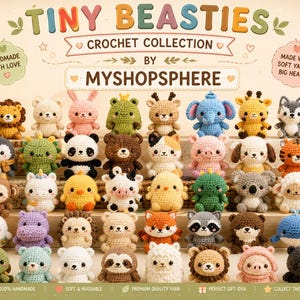 Könnte beinhalten: Eine Sammlung von fünfunddreißig kleinen, handgefertigten Häkeltierfiguren, die auf abgestuften Holzregalen angeordnet sind. Das Schild trägt die Aufschrift TINY BEASTIES CROCHET COLLECTION BY MYSHOPSPHERE und zeigt verschiedene bunte Tiere wie einen Löwen, einen Panda, einen Elefanten und einen Frosch.