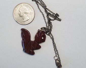 Pendentif Ancien écureuil Sculpté En Nacre - Longueur 2.5 Cm - Occasion Bon état