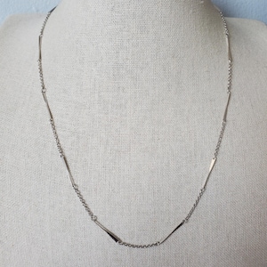 Naszyjnik Vintage Avon Chainfall w kolorze srebrnym z ogniwami Twist Bar, 23 cale
