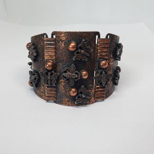 Pulsera vintage de cobre con panel de abeja y mariposa, 8 pulgadas.