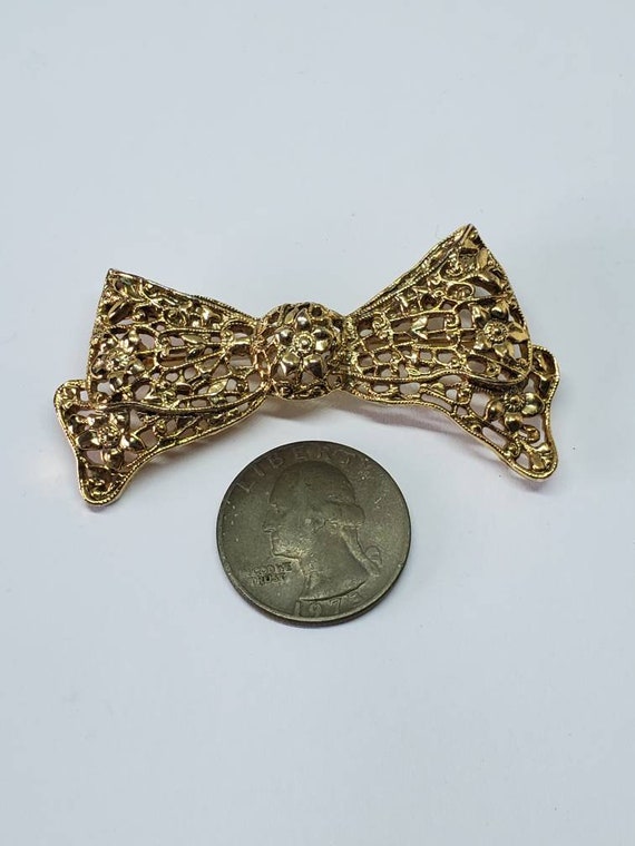 1928 Gold Tone Floral Ornate Bow Brooch - image 4