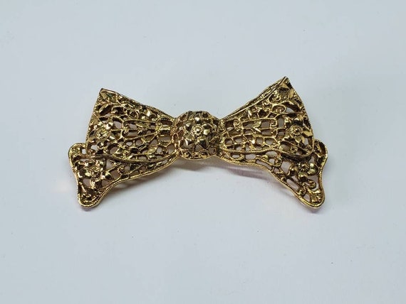 1928 Gold Tone Floral Ornate Bow Brooch - image 1
