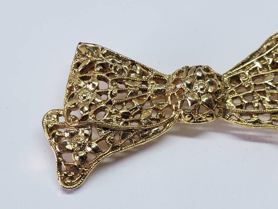 1928 Gold Tone Floral Ornate Bow Brooch - image 2