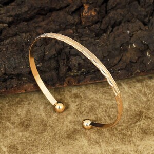 14k guld texturerat manschettarmband, minimalistiskt öppet armband för kvinnor, elegant hamrat smycke present