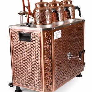 Könnte beinhalten: Kupferfarbene Teemaschine mit drei dekorativen Teekannen. Die Maschine hat eine gemusterte Außenseite und einen Wasserhahn. Die Teekannen haben schwarze Griffe und verzierte Designs. Auf weißem Hintergrund.