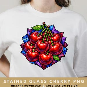 以下が含まれることがあります： 白いTシャツに、ステンドグラス風のさくらんぼの鮮やかなグラフィック。明るい赤色のさくらんぼと緑色の茎が、青、紫、ピンクの幾何学模様の背景に描かれています。「STAINED GLASS CHERRY PNG」の文字が下部にあります。