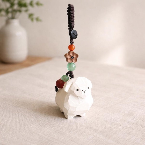 Chaveiro de ovelha esculpido à mão no Japão, pingente de ovelha de madeira para bolsa, chaveiro de animal fofo, chaveiro de madeira artesanal, pingente de ovelha fofo para celular.