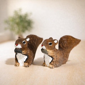 Figurine d'écureuil en bois sculptée à la main, décoration animal mignon de la forêt, mini ornement de bureau fait main, cadeau sculpture en bois