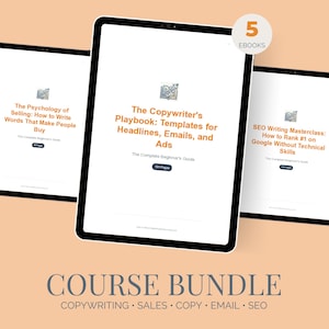 Könnte beinhalten: Ein digitales Kurs-Bundle auf Tablets mit fünf E-Books. Titel sind u.a. "The Copywriter's Playbook" und "SEO Writing Masterclass". Das Bundle behandelt Themen wie Copywriting, Sales, E-Mail und SEO. Der Hintergrund ist hellorange.