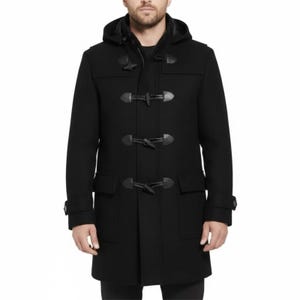 Könnte beinhalten: Ein schwarzer Dufflecoat mit Kapuze, Knebelverschlüssen und zwei Vordertaschen. Der Mantel hat ein klassisches Design und eine taillierte Passform. Der Mantel ist aus einer Wollmischung gefertigt und für kaltes Wetter geeignet. Die Mantellänge beträgt ca. 102 cm.