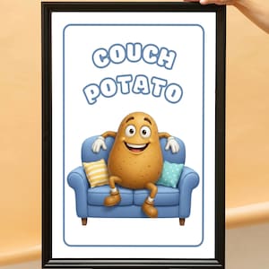 Könnte beinhalten: Ein gerahmter Wandkunstdruck mit einer Cartoon-Kartoffelfigur mit lächelndem Gesicht, die auf einem blauen Sofa sitzt. Der Text COUCH POTATO ist in blauen Blasenbuchstaben über der Figur gedruckt. Die Kartoffel hat Arme und Beine und wird von einem gelb gestreiften Kissen und einem hellblauen Kissen mit Punkten flankiert.