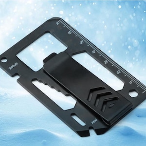 Può includere: Una carta multiuso nera dotata di fermasoldi, righello con tacche fino a 7 centimetri, apribottiglie, chiave per raggi e leva. L'utensile è realizzato in metallo piatto con vari intagli ed etichette incise tra cui SPOKE e PRY.