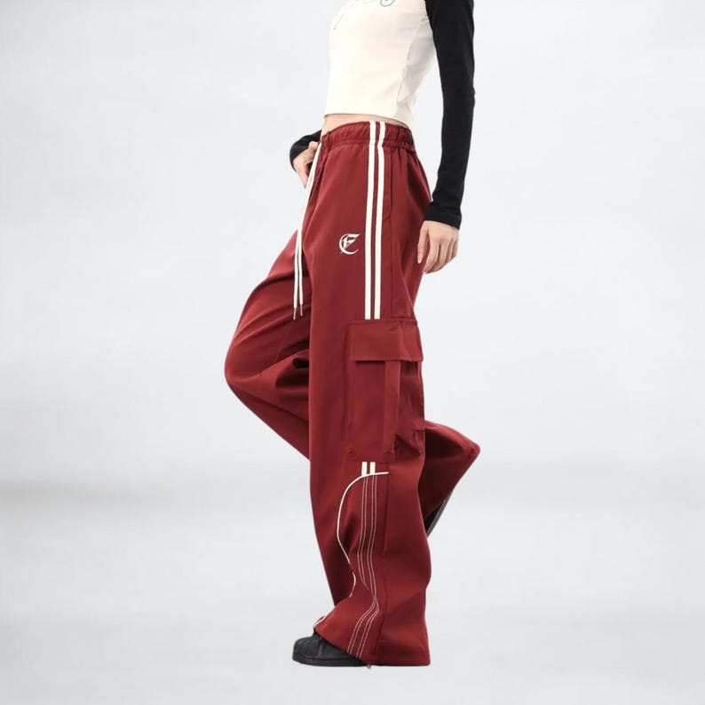 Baggy Cargo Pants | Casual Wide Leg Joggers | Modern Y2K Streetwear 

Woman wearing black baggy cargo pants with wide leg fit and side stripe detail styled for Y2K streetwear fashion.