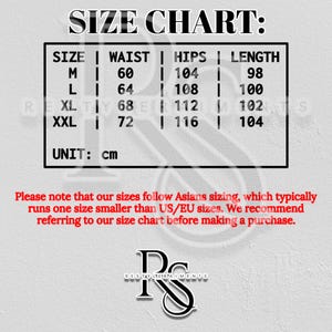 Baggy Cargo Pants | Casual Wide Leg Joggers | Modern Y2K Streetwear 

Woman wearing black baggy cargo pants with wide leg fit and side stripe detail styled for Y2K streetwear fashion.