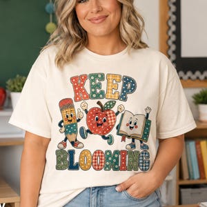 Keep Blooming-skjorta, söt skollärartröja med blyertspenna och äpplebok, retro lapptäcke med blommigt klassrumsdesign