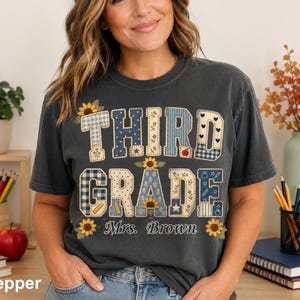 T-shirt personnalisé pour enseignant(e) de CE2, T-shirt avec nom de l'enseignant(e), T-shirt patchwork tournesol pour la classe, Cadeau de rentrée scolaire pour les enseignants