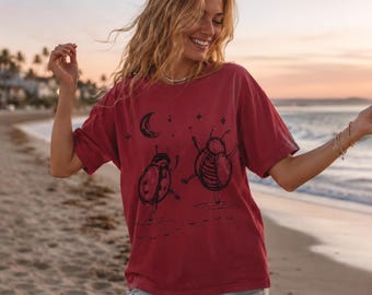 Camiseta con un lindo insecto bailarín, camiseta con la luna y las estrellas, camiseta con un estampado de escarabajo caprichoso, camiseta para amantes de la naturaleza y el jardín.