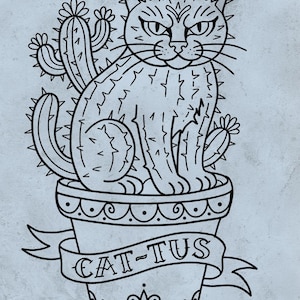 Puede incluir: Una taza de cerámica blanca con un asa negra y el texto "But First, Coffee" en negrita negra. La taza se encuentra sobre un fondo borroso, sugiriendo un ambiente acogedor.