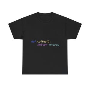 Könnte beinhalten: Schwarzes T-Shirt mit dem Text "def coffee(): return energy" in einer farbenfrohen, verblaufenden Schriftart. Das Design ähnelt Code und ist somit ein tolles Geschenk für Programmierer, Coder oder alle, die Kaffee und Programmieren lieben.