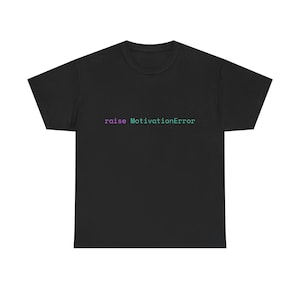 Puede incluir: Camiseta negra con el texto "raise MotivationError" en un degradado de morado y verde. La camiseta es de estilo cuello redondo.